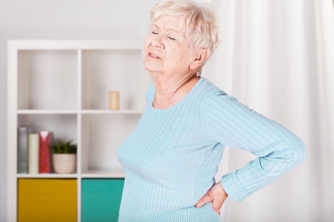 Schmerzen im unteren Rückenbereich bei einer Frau können die Ursache für Osteochondrose sein. 