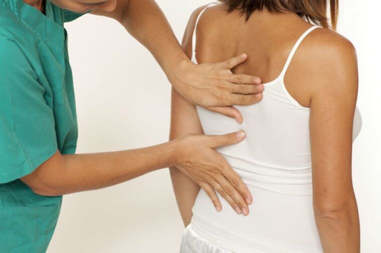 Rückenuntersuchung auf Schmerzen unter dem linken Schulterblatt