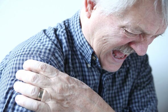 Schulterschmerzen bei einem älteren Mann mit diagnostizierter Arthrose des Schultergelenks. 