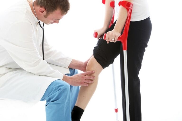 Knieprüfung eines Patienten mit Arthrose des Kniegelenks