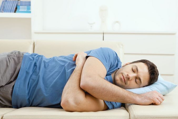 Unbequeme Schlafpositionen als Ursache für Rückenschmerzen